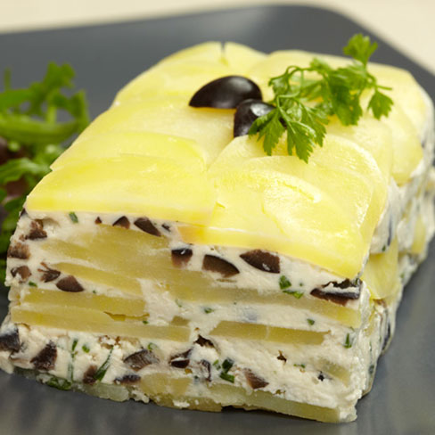 Terrina de patatas con queso de cabra fresco y olivas negras