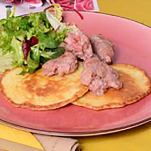 Blinis de patata, butifarra negra y cebolla